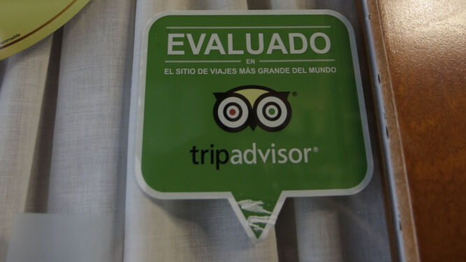 El logo de Tripadvisor, en la puerta de un establecimiento.