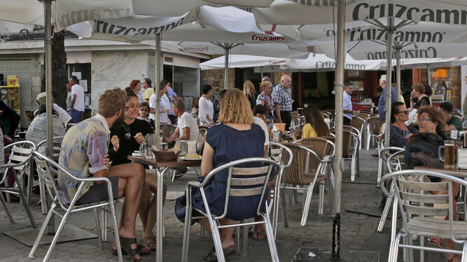 Una terraza, repleta de clientes, en el centro de Cádiz.