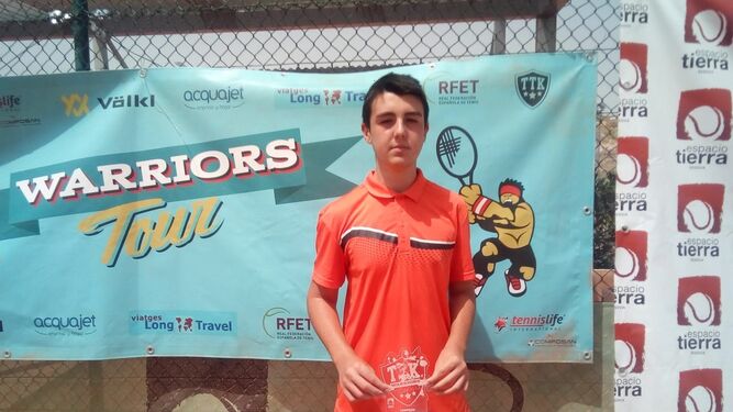 El joven tenista del CT El Ejido posa con su premio.