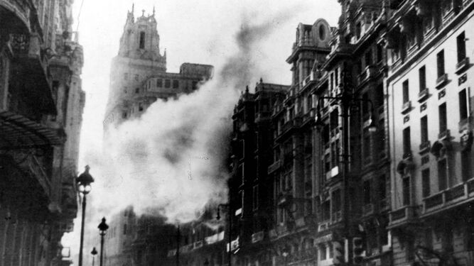 Bombardeo en la Gran Vía madrileña (noviembre de 1936) a la altura del edificio de Telefónica.