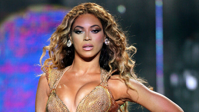 Beyoncé estrena la primera colección de Burberry por Ricardo Tisci