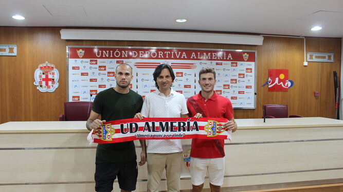 Ibán Andrés hizo la presentación ante los medios de los dos jugadores del filial rojiblanco.