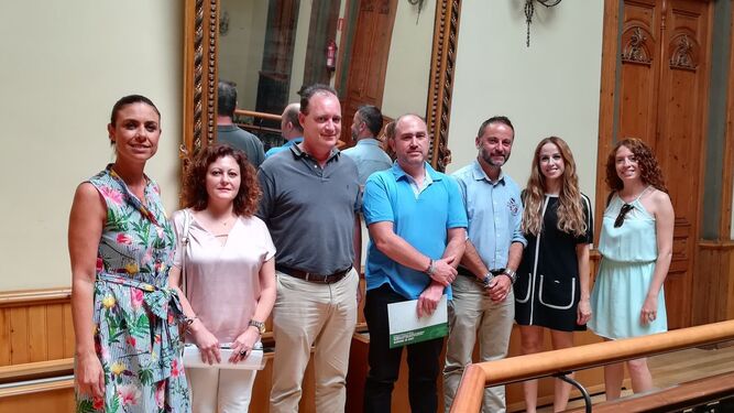 El delegado de Conocimiento y Empleo y el jefe del Servicio de Comercio de la Junta en Almería, junto a representantes de los ayuntamientos y asociaciones apoyados.