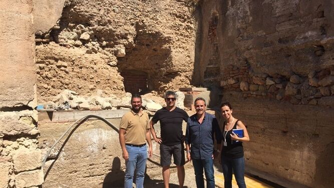 El delegado de Cultura, Alfredo Valdivia junto a Arturo del Pino, visitando las obras en la muralla norte de la Alcazaba