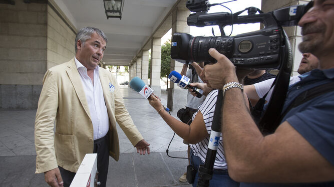 Ángel Martinez, abogado de La Manada, compareciendo ante los medios