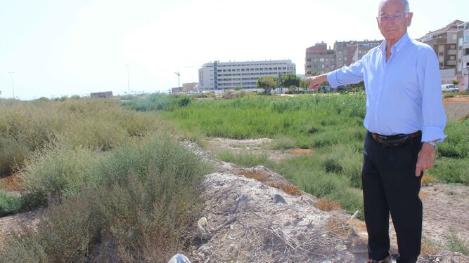 El alcalde de Roquetas señala la rambla que salvaría este puente