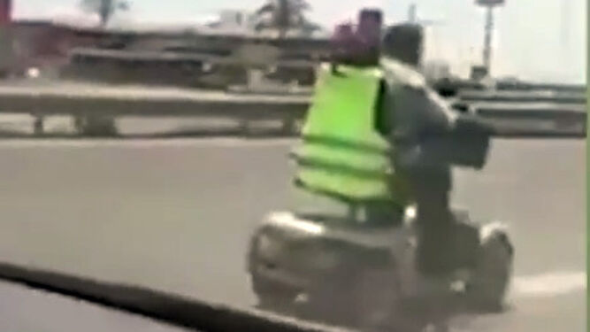 Imagen extraída del vídeo en el que se puede ver al hombre circulando con su silla eléctrica por la carretera.