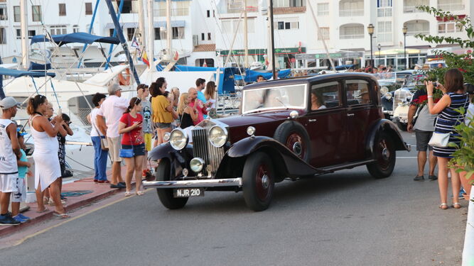 Uno de los vehículos más antiguos, por el Puerto Deportivo de Almerimar.