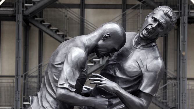 Escultura en bronce en el Centro Pompidou que inmortaliza el cabezazo de Zidane a Materazzi.