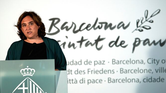 La alcaldesa de Barcelona, Ada Colau, durante la declaración institucional que hizo ayer.