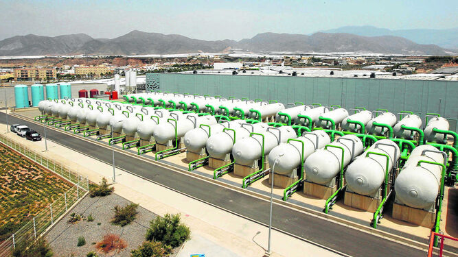 Panorámica de las instalaciones de filtrado inicial del agua de la desaladora del Campo de Dalías, que está a pleno rendimiento desde el pasado mes de enero.