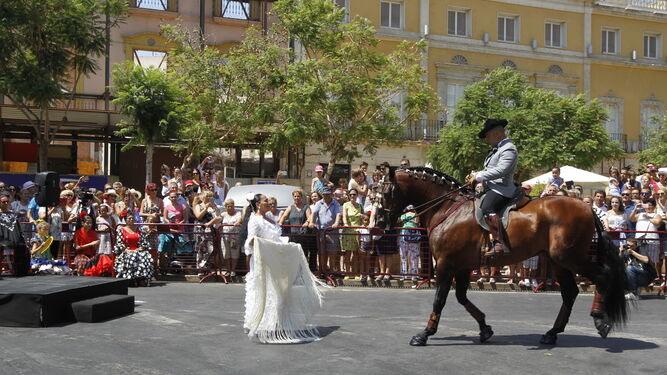 En Puerta Purchena se aunó el arte del zapateado flamenco de María La Rabota y la nobleza del caballo español.