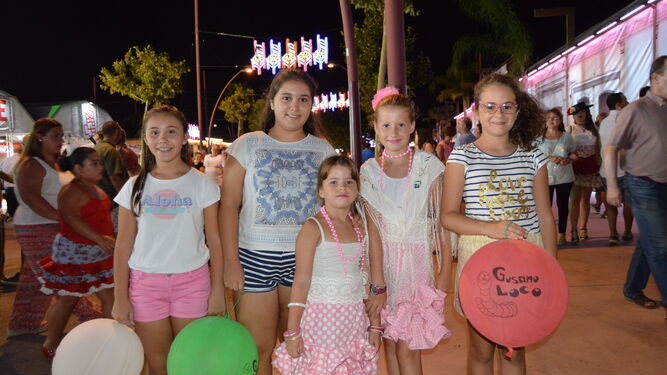 María del Mar, Laura, Cristina, Elena y Laura son amigas de Madrid y Almería que se pasearon por la calle principal del Recinto con los globos de colores que ganaron en la atracción anterior.