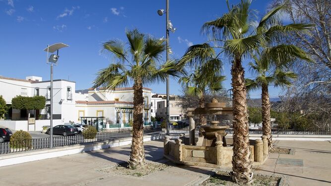 Bonita plaza en Íllar, municipio de la Alpujarra almeriense, como Paterna del Río.
