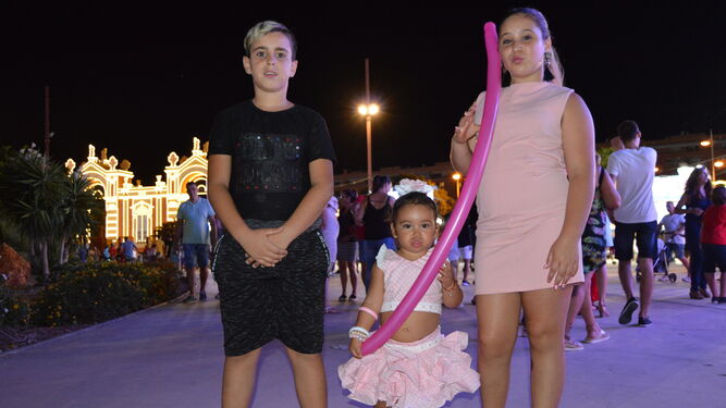 La familia Sáez López con los niños Javi e Isabella, que decidieron ir a conjunto con su papá vestidos de amarillo, llegaron a la carpa con su abuelito Paco, director del colegio El Milagro.