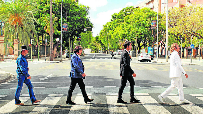 La formación actual de Los Escarabajos, remedando en Sevilla la mítica portada de los Beatles en Abbey Road.