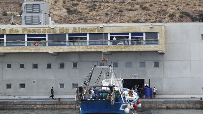 Clara Aguilera visitó el puerto de Almería en mayo para analizar con el sector la propuesta de reglamento.