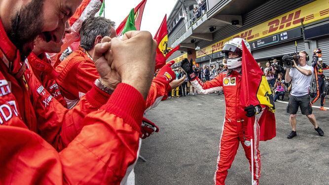 Vettel celebra su victoria tras bajar del monoplaza.