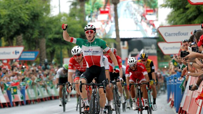 Elia Viviani, con el puño derecho en alto, celebra su victoria en la tercera etapa de la Vuelta.