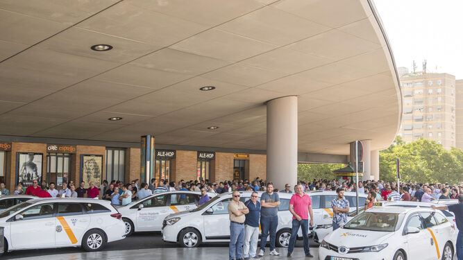 Los taxistas de Sevilla, durante un paro realizado hace un mes.