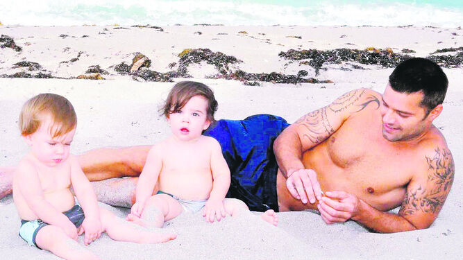 Ricky Martin posa con sus hijos que tuvo mediante 'vientre de alquiler'.