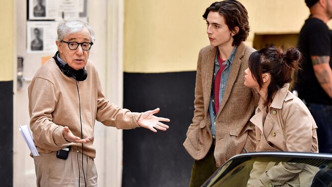 Woody Allen da indicaciones a Timothée Chalamet y a Selena Gómez.