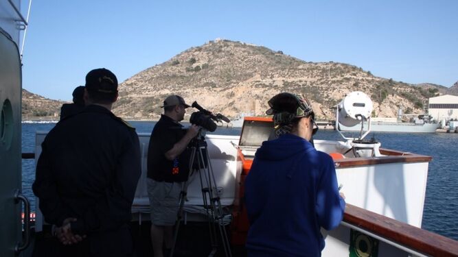 Científicos a bordo del buque Hespérides recorriendo y cartografiando el Mar de Alborán.