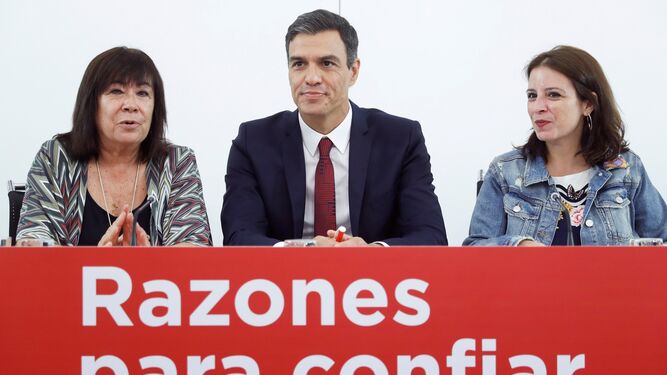 Pedro Sánchez, flanqueado por Cristina Narbona y Adriana Lastra (dcha.), ayer en la Comisión Ejecutiva Socialista.