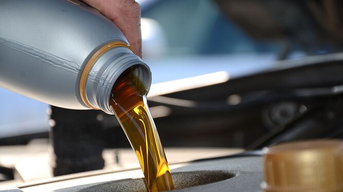 Los aceites industriales usados que se generan en talleres de automoción o industrias deben recogerse de forma correcta.