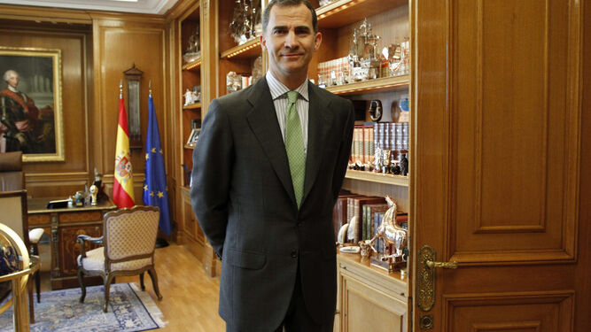El Rey Felipe en su despacho, en el Palacio de La Zarzuela.