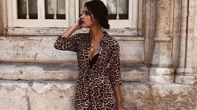 Mar&iacute;a Turiel da una lecci&oacute;n de estilo y clase con el famoso vestido camisero de leopardo de Zara.