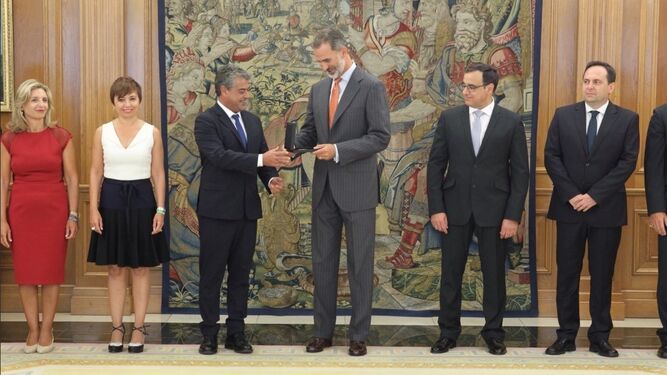 El Rey Felipe recibe la medalla de la UAL