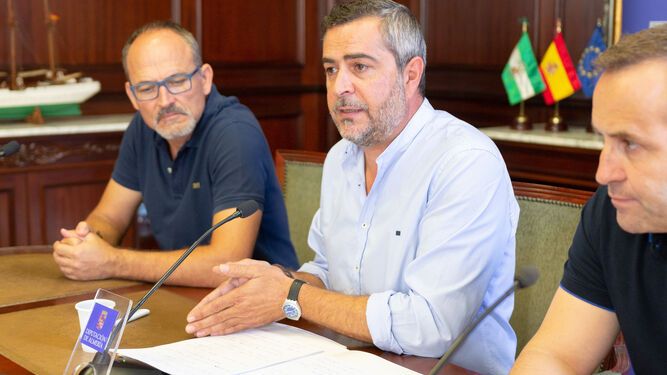 Lorenzo ayer durante la rueda de prensa en la sala de Junta de Diputación.