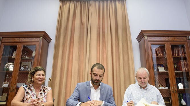 Firma del convenio entre el alcalde y el presidente de Verdiblanca, Antonio Sánchez de Amo.