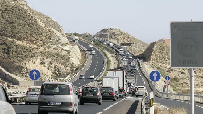 Tramo de autovía entre la capital almeriense y Roquetas de Mar que a diario soporta un tráfico de casi 50.000 vehículos y tiene gran accidentalidad.