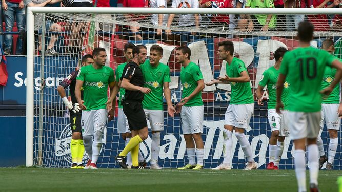 Los jugadores del Almería protestan al colegiado tras señalar penalti.