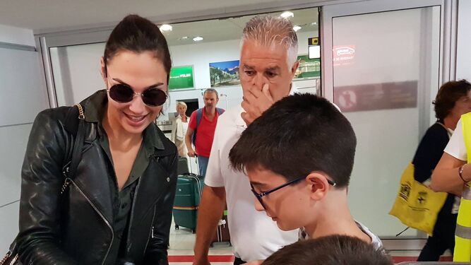 La actriz Gal Gadot a su llegada ayer al aeropuerto de Almería.