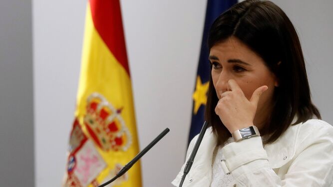 Carmen Montón gesticula durante su rueda de prensa.