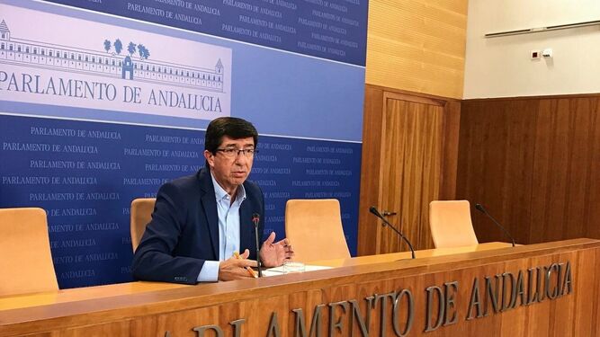 El líder de C's en Andalucía, Juan Marín, en una rueda de prensa en el Parlamento andaluz.