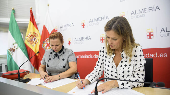 Ana Martínez Labella firma el acuerdo de colaboración con la Asociación Cignus Films.