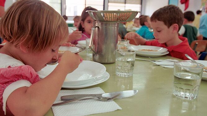 Fotografía que muestra a varios escolares comiendo en el comedor de la escuela