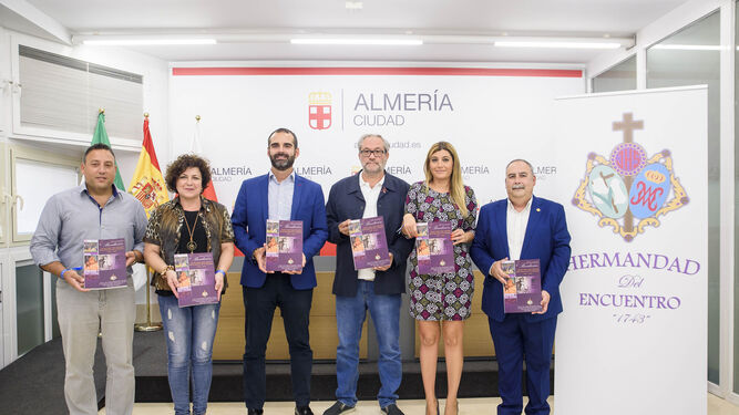 Fotografía de familia en el Ayuntamiento de Almería durante la presentación del libro.