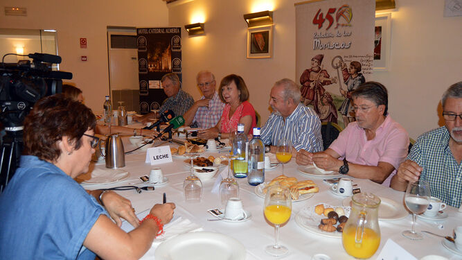 Amigos de la Alcazaba ofreció ayer un desayuno en el Hotel Catedral para dar a conocer la programación del 450 aniversario de la Rebelión de los Moriscos.