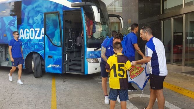 Varios aficionados del Zaragoza, de vacaciones en Almería, recibieron al equipo maño en el Hotel Elba.