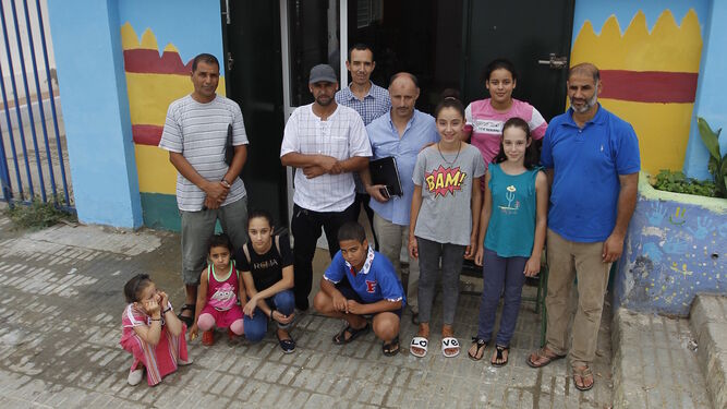 Padres y estudiantes reunidos en la sede de la asociación de vecinos de El Puche en la calle Victoria Camps.
