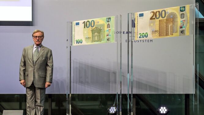 Yves Mersch, ejecutivo del BCE, junto a los nuevos billetes presentados ayer en Fráncfort.