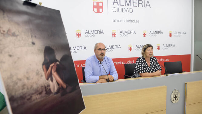 Alfredo Romero y Rafaela Abad en la rueda de prensa.