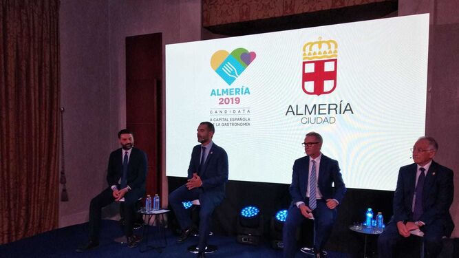 De izquierda a derecha, el consejero de Turismo, el alcalde de Almería, el ministro de Cultura y el presidente de la Diputación de Almería
