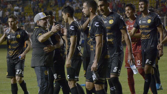 Maradona celebra la victoria con sus jugadores