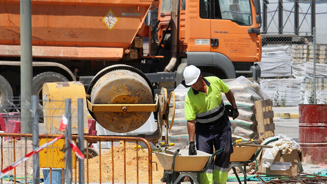 Un obrero de la construcción trabajando en Huelva el pasado mes de julio.